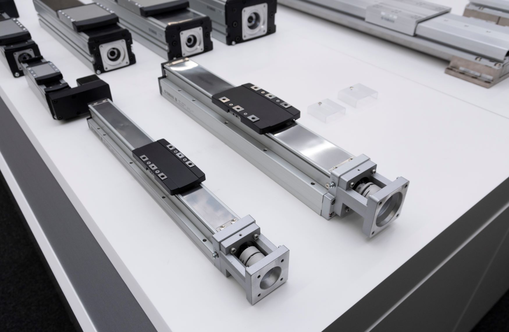 三木プーリの採用関連企業製品使用例 ヤマハ発動機のモータレス単軸アクチュエータにSFCカップリングを使用（モーターと駆動機構を高精度に連結する軸継手の組み込み状態）