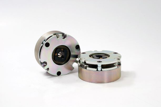 三木プーリの採用関連企業製品使用例 ヤマハ発動機の小型スカラロボットに搭載されたBXW無励磁作動形電磁ブレーキ（位置保持と安全停止を担うブレーキ）