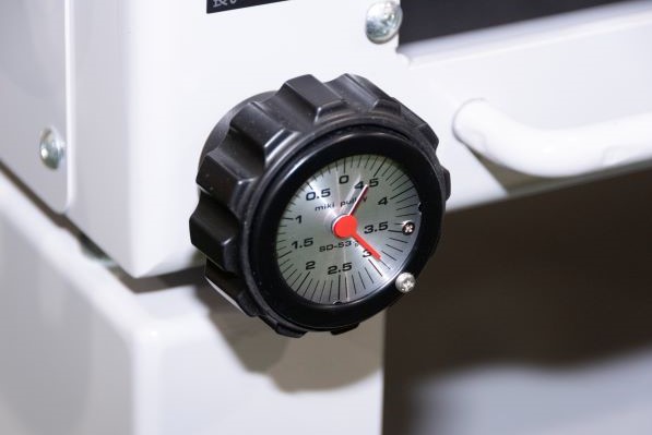 三木プーリの回転数指示計SD使用例（日本ポリスターの逆ピロー包装機に組み込まれ回転速度の監視と表示を行う装置）