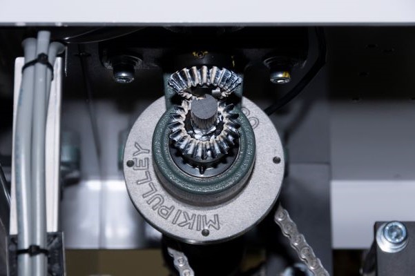 三木プーリの励磁作動型電磁クラッチCS使用例（日本ポリスターの逆ピロー包装機に組み込まれ駆動の接続制御を行う装置）