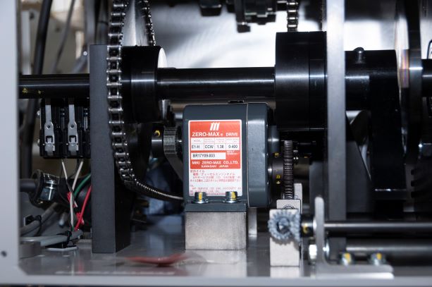 三木プーリのゼロマックス無段変速機使用例（日本ポリスターの逆ピロー包装機に組み込まれ回転速度の連続調整と駆動制御を行う装置）