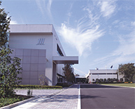 三木プーリの沿革写真 新しくなった相模テクニカルセンター社屋外観（研究開発機能を強化した拠点の建物と前面道路の様子）