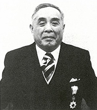 三木プーリの沿革写真 勲五等双光旭日章を受章した三木珍治会長の肖像（勲章を佩用した受章記念の姿）