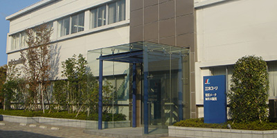 三木プーリ本社の外観（企業本部機能と経営中枢を担う拠点の建物外観）