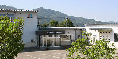 三木ベルテックの外観（伝動機器関連製品の製造・加工を担うグループ会社の工場建屋外観）