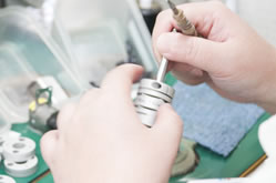 三木プーリの品質向上への取り組み ペイントマーカー（締結確認や検査完了を可視化するために部品へマーキングを行う管理手法のイメージ）
